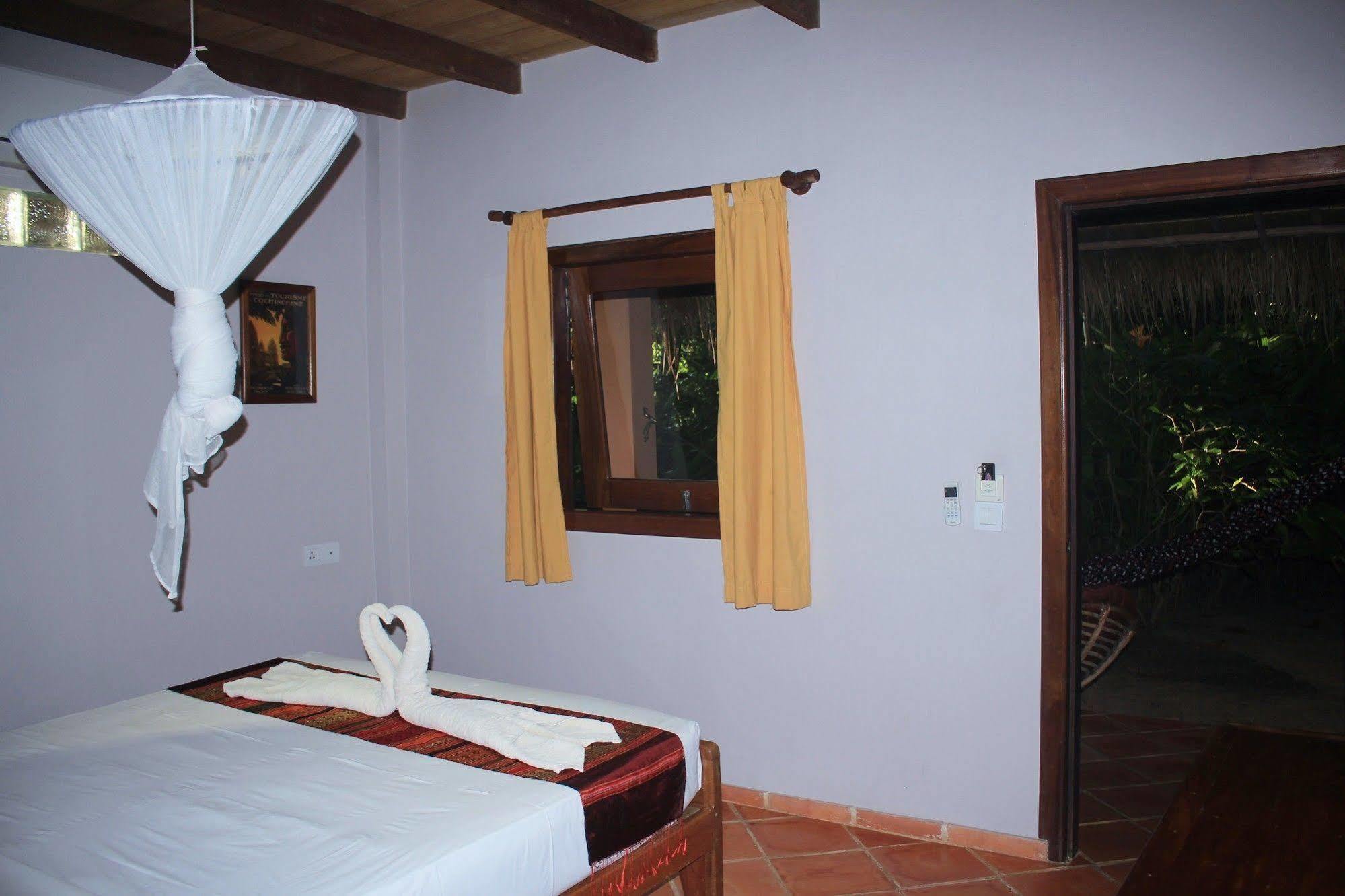 Botanica Hotel Kep Bagian luar foto