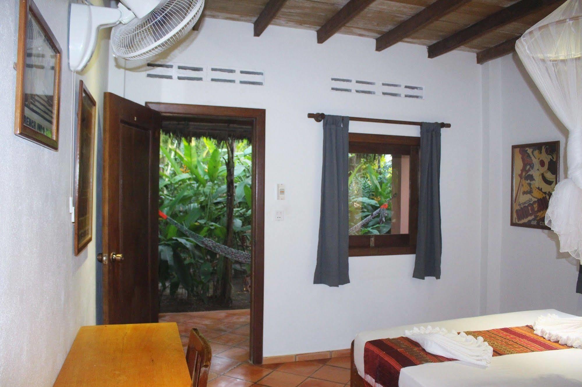 Botanica Hotel Kep Bagian luar foto